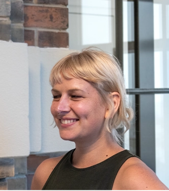 headshot of Christine (Portrait photo)