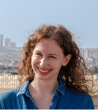 headshot of Christina (Portrait photo)