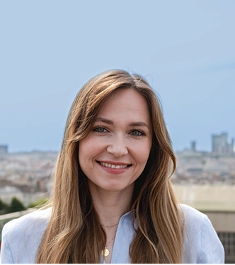 headshot of Dominika (Portrait photo)