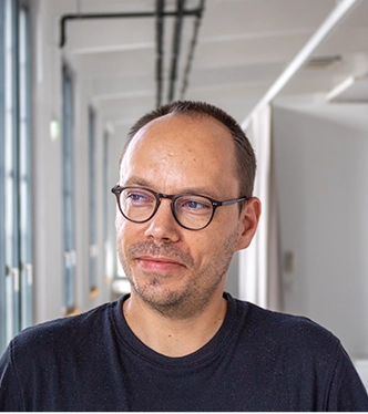 headshot of Johannes (Portrait photo)