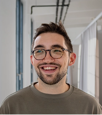 headshot of Jan (Portrait photo)