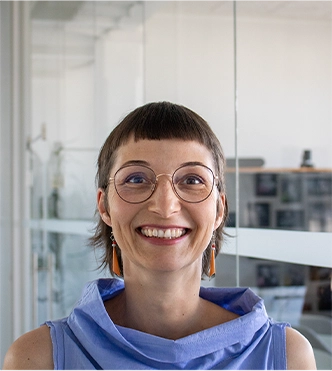 headshot of Manuela (Portrait photo)