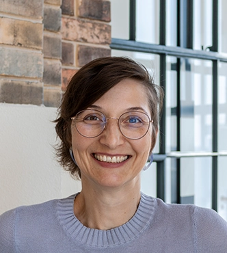 headshot of Manuela (Portrait photo)