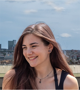 headshot of Stefanie (Portrait photo)