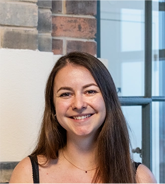 headshot of Sarah (Portrait photo)