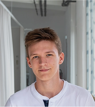 headshot of Tobias (Portrait photo)